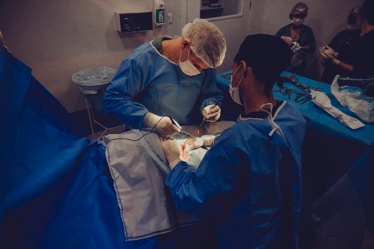 Хирурги не носят белые халаты: почему на них зеленая или голубая форма