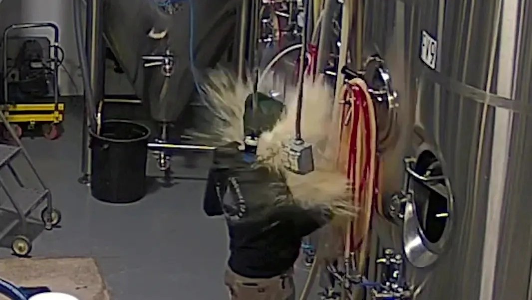 Работника пивоварни снесло с ног струей пива: видео ➤ Infotime.co