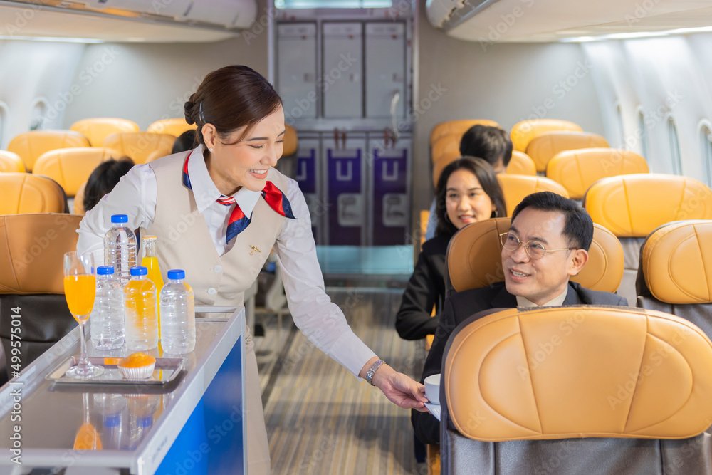 Стюардесса призвала пассажиров не употреблять эти два напитка в самолете