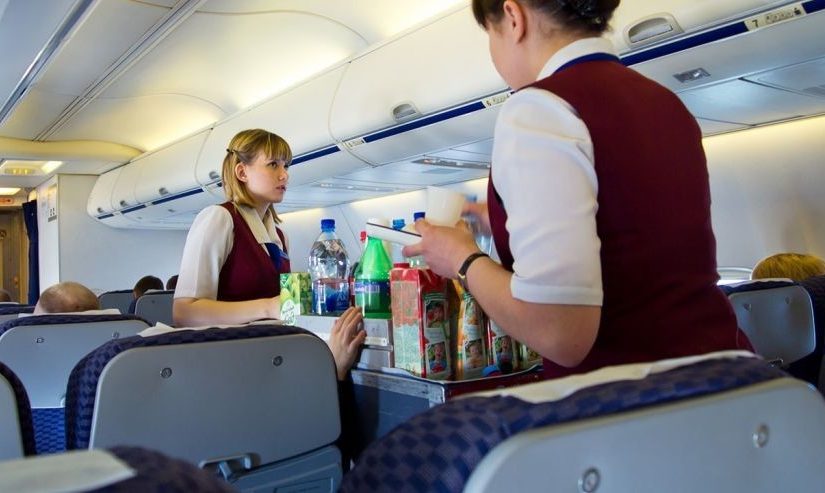 Стюардесса призвала пассажиров не употреблять эти два напитка в самолете ➤ Infotime.co