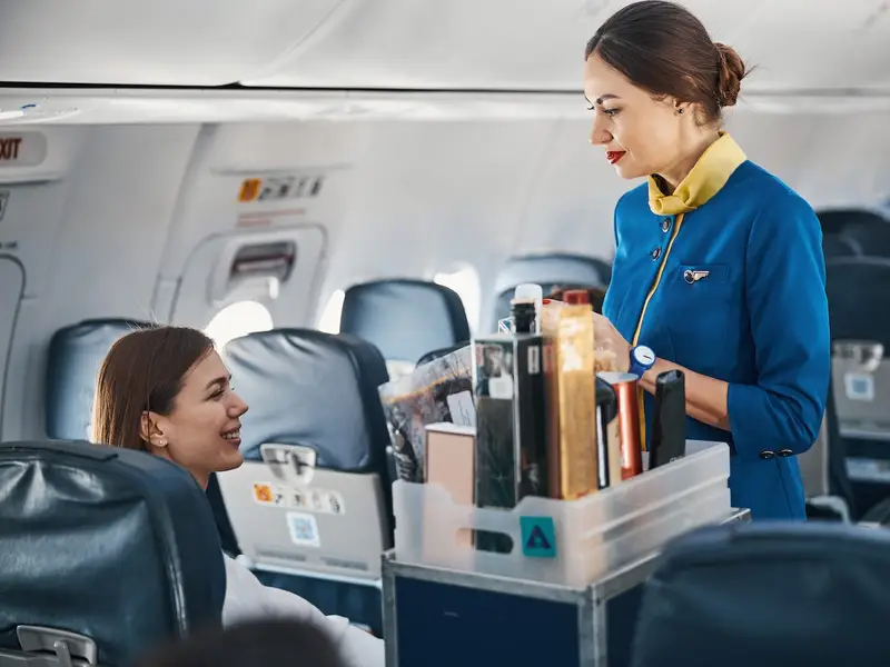 Стюардесса призвала пассажиров не употреблять эти два напитка в самолете
