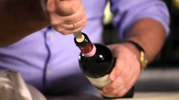 Як відкрити пляшку вина без штопора: цікавий лайфхак з TikTok ➤ Infotime.co