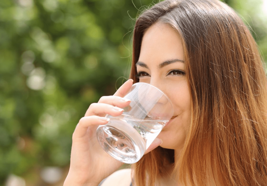 Диетолог назвал пять полезных напитков, которыми можно заменить воду