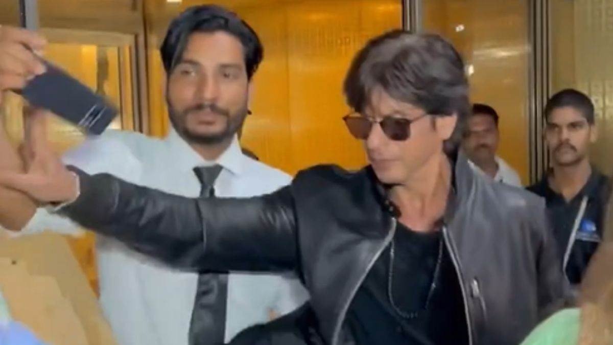 शाहरुख खान के हमशक्ल को देखकर और फोटो खींचकर लोग कंफ्यूज हो गए। प्रशंसकों ने कहा कि भगवानने हूबहू चेहरा तो दिया लेकिन स्वैग नहीं। ➤ Infotime.co