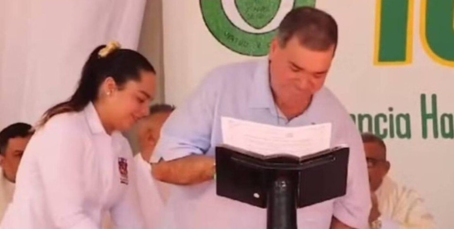 Мэр города “загубил” штаны прямо во время выступления: видео