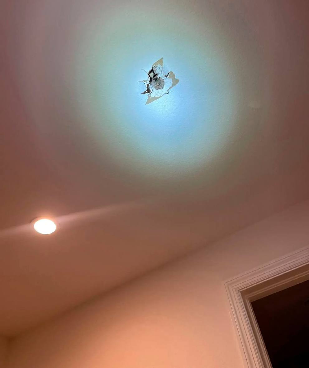На житловий будинок у США впав космічний об’єкт: фото 