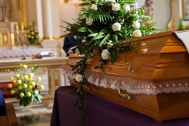Чоловік виконав бажання подруги та прийшов на похорон у дивному костюмі – фото ➤ Infotime.co