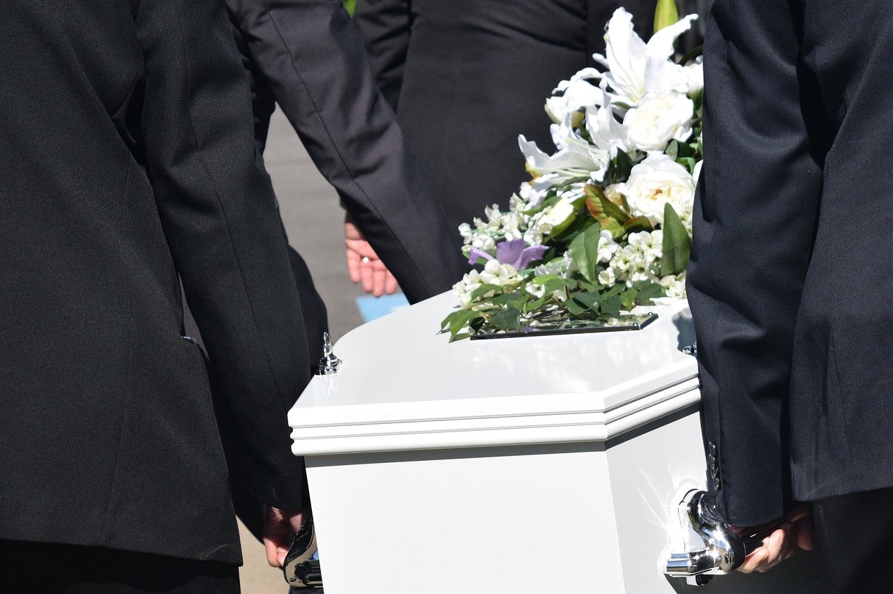 Мужчина исполнил желание подруги и пришел на похороны в удивительном костюме – фото