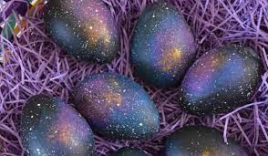 Светящиеся пасхальные яйца: тренд на “мерцающие” крашанки