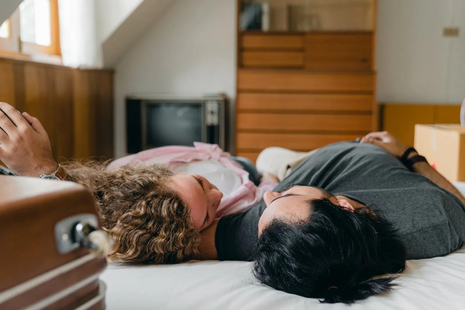 Menurut penelitian, inilah alasan mengapa suami dan istri harus tidur secara bersamaan ➤ Infotime.co