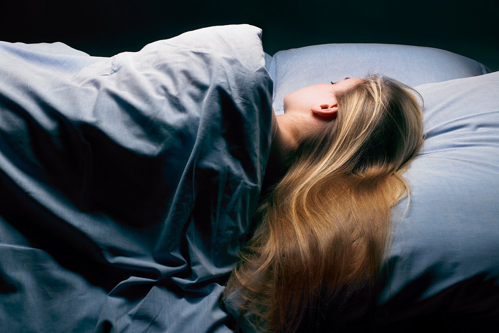 Чому люди часто прокидаються вночі та як цього уникнути