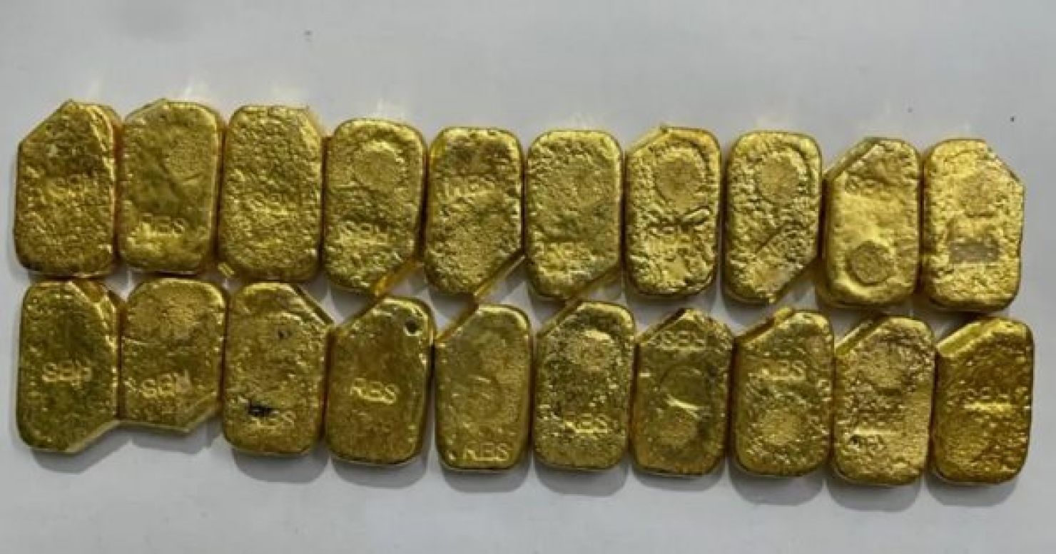 В организме стюардессы обнаружили килограмм золота: как это произошло