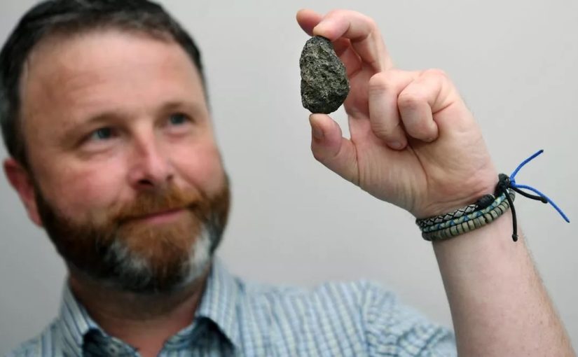 У Великій Британії чоловік знайшов частину метеорита біля будинку ➤ Infotime.co