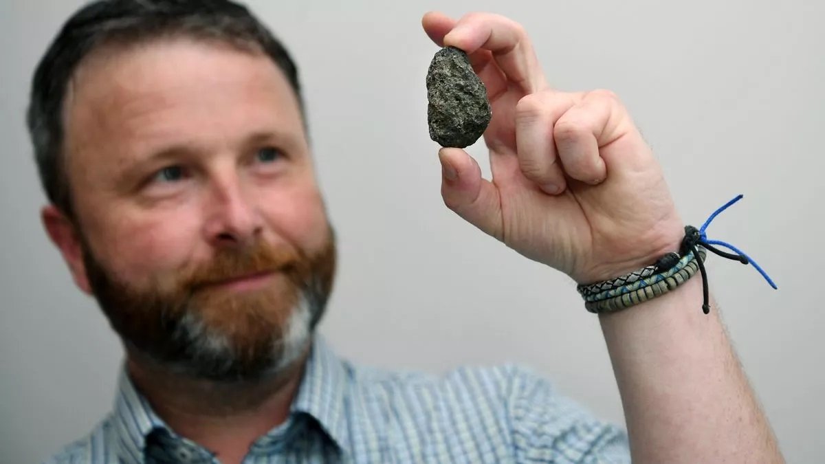У Великій Британії чоловік знайшов частину метеорита біля будинку ➤ Infotime.co