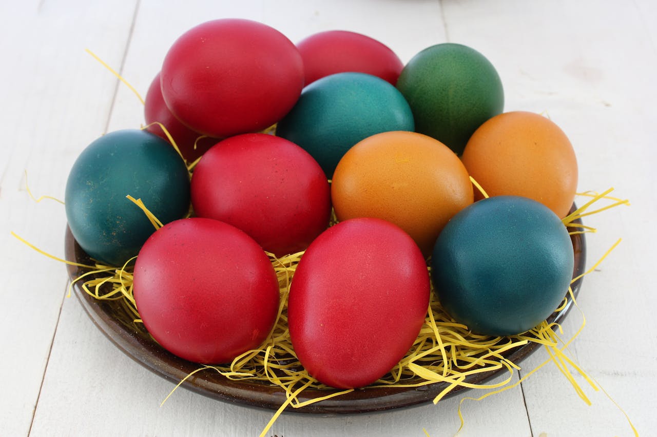 Как сделать разноцветные яйца с помощью натуральных красителей