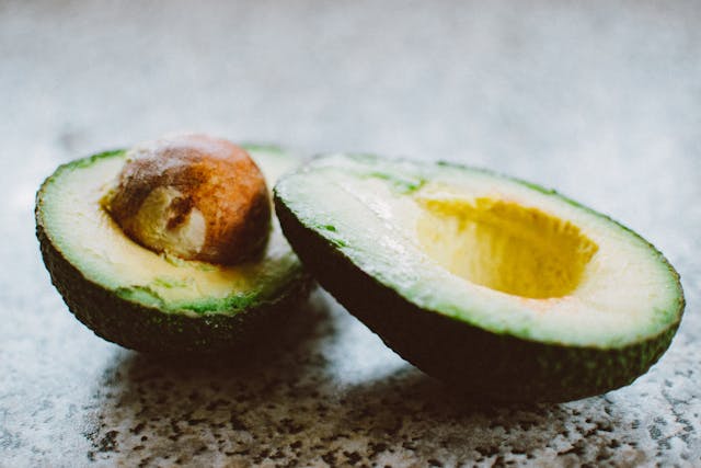 Три простых способа определить, спелое ли авокадо