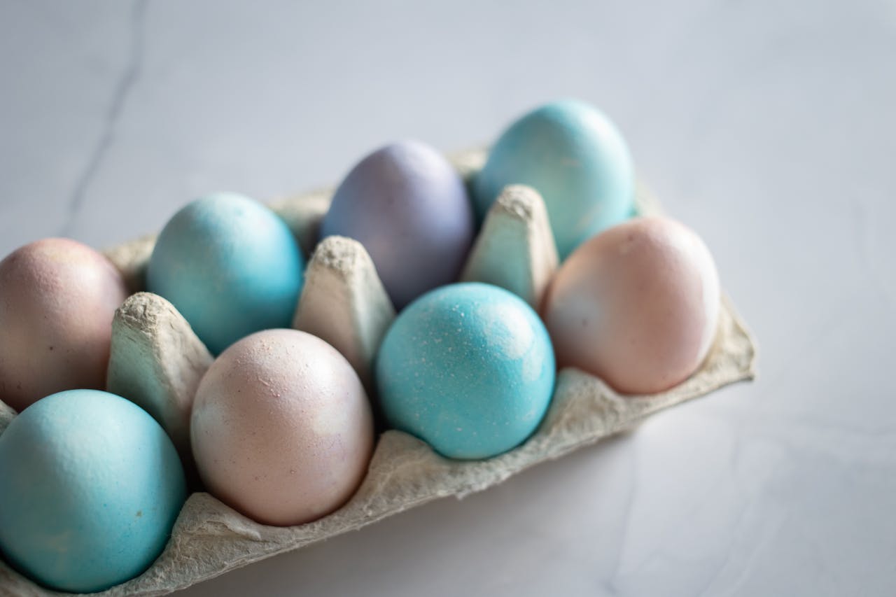 Як зробити різноколірні яйця за допомогою натуральних барвників  