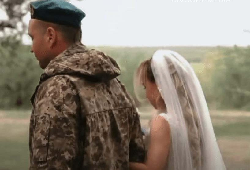Український морпіх та норвезька ексдепутатка зіграли фронтове весілля – відео