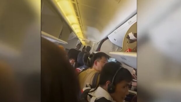 Пассажиры самолета начали раздеваться на борту и вот причина (видео)