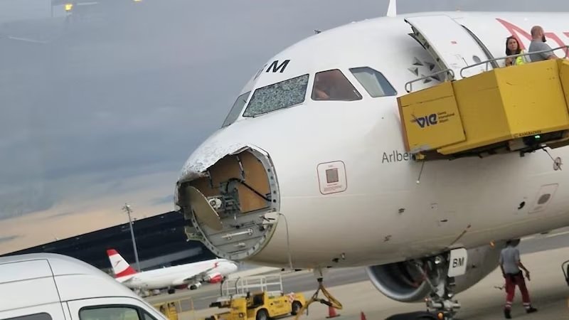 Пилоты садились вслепую: град разбил лобовое стекло и сломал нос самолета (фото)