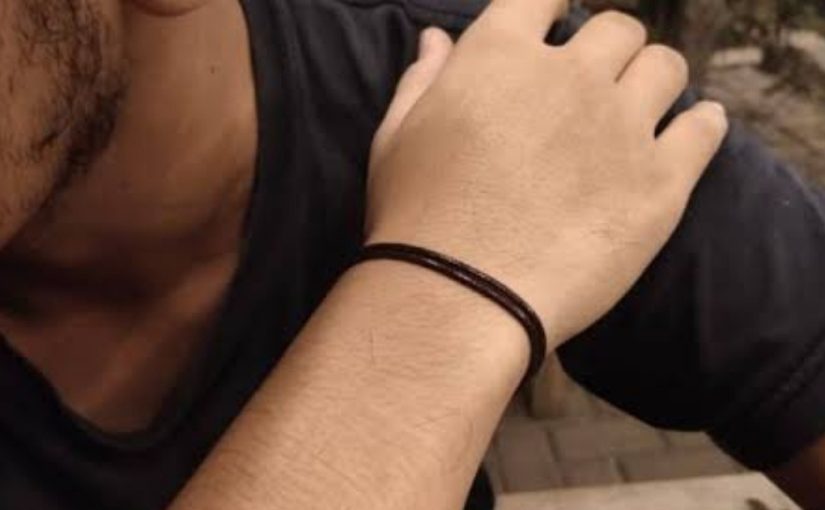 Pernahkah anda memakai gelang seperti ini sebelum ini? Biasakan diri. Berikut adalah tiga makna gelang hitam dalam hubungan romantis ➤ Infotime.co