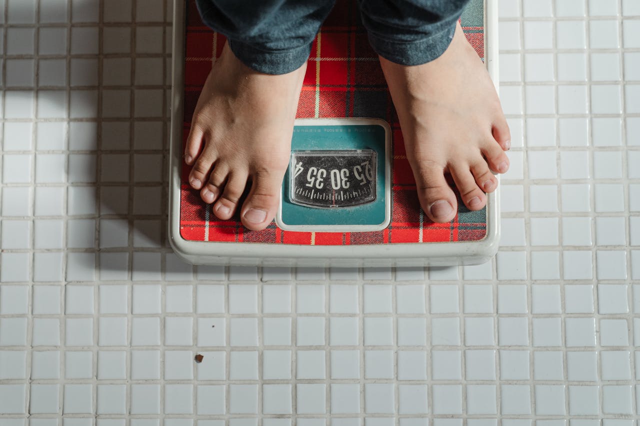 Диетологи рассказали о единственной привычке, вызывающей жир на животе