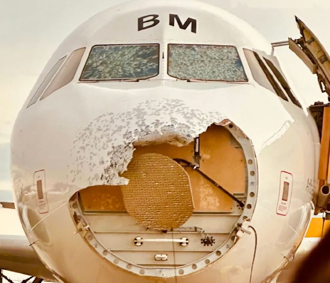 Пилоты садились вслепую: град разбил лобовое стекло и сломал нос самолета (фото)