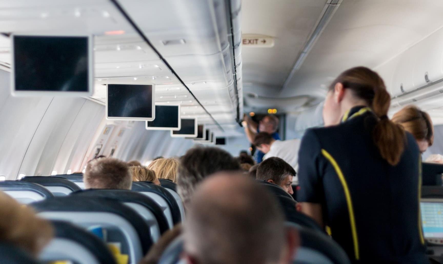 Стюардесса предупредила, почему опасно для жизни пить чай или кофе в самолете