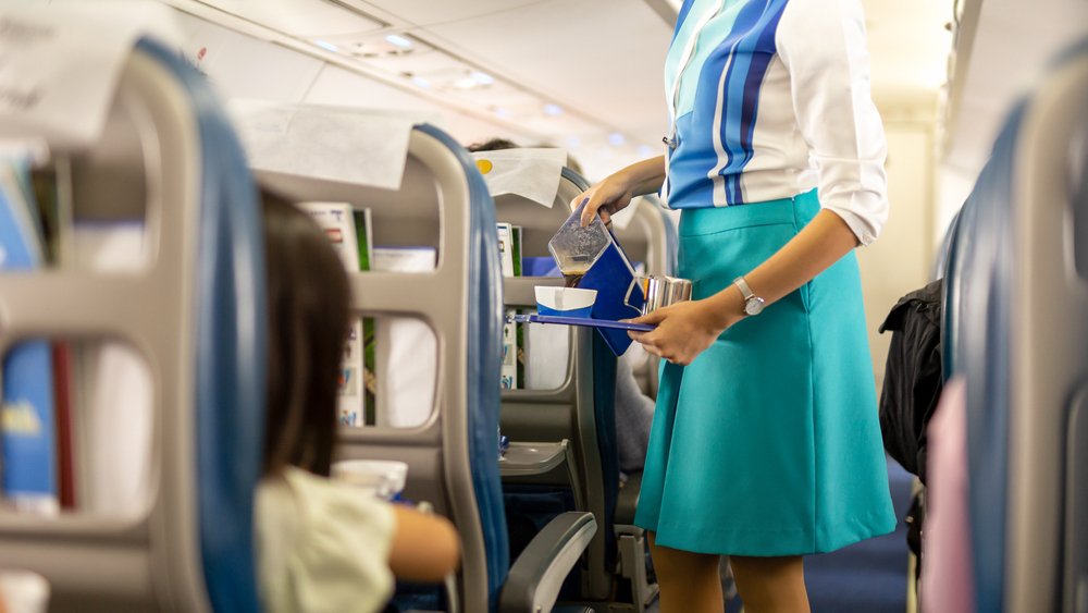 Стюардесса предупредила, почему опасно для жизни пить чай или кофе в самолете