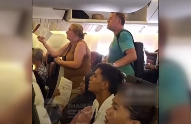 Пассажиры самолета начали раздеваться на борту и вот причина (видео)