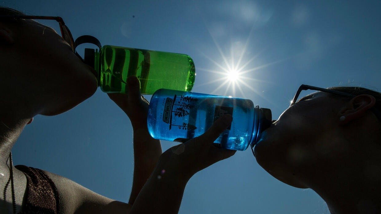 Viel trinken bei Hitze? Forscher raten von 2 Getränken ab