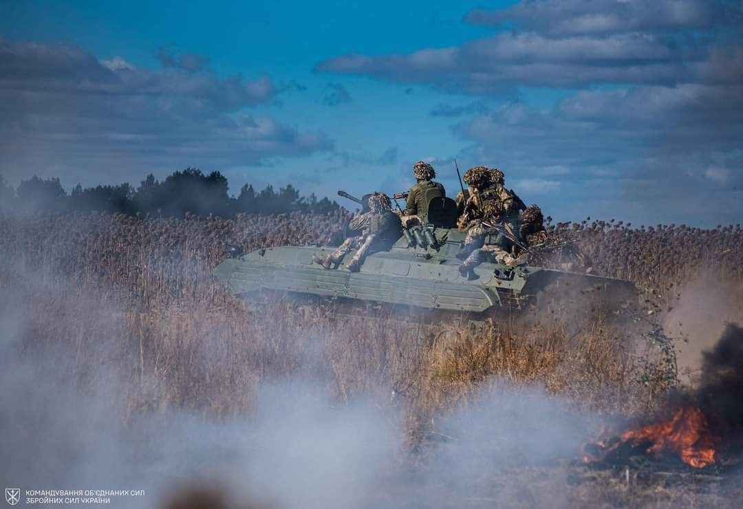 Чоловік став справжнім Алладіном та полетів на килимі між горами (відео)