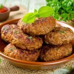 Секретний інгредієнт для соковитих котлет: кулінари розкрили простий трюк ➤ Infotime.co