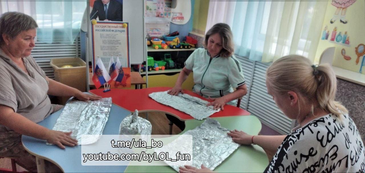 Учителі в Росії вдягнули капелюхи з фольги через “загрозу НАТО” 
