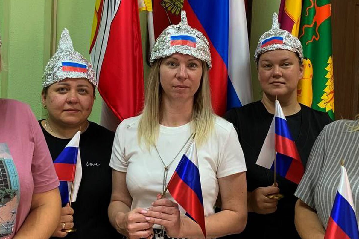 Учителі в Росії вдягнули капелюхи з фольги через “загрозу НАТО” 