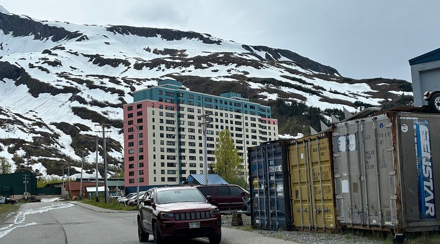 Місто під одним дахом: як живуть мешканці Begich Towers на Алясці