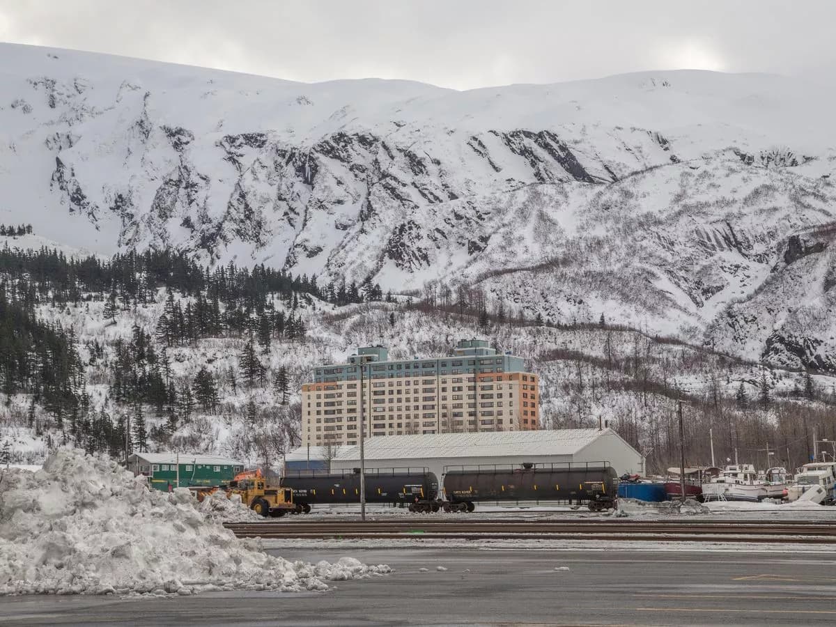 Місто під одним дахом: як живуть мешканці Begich Towers на Алясці