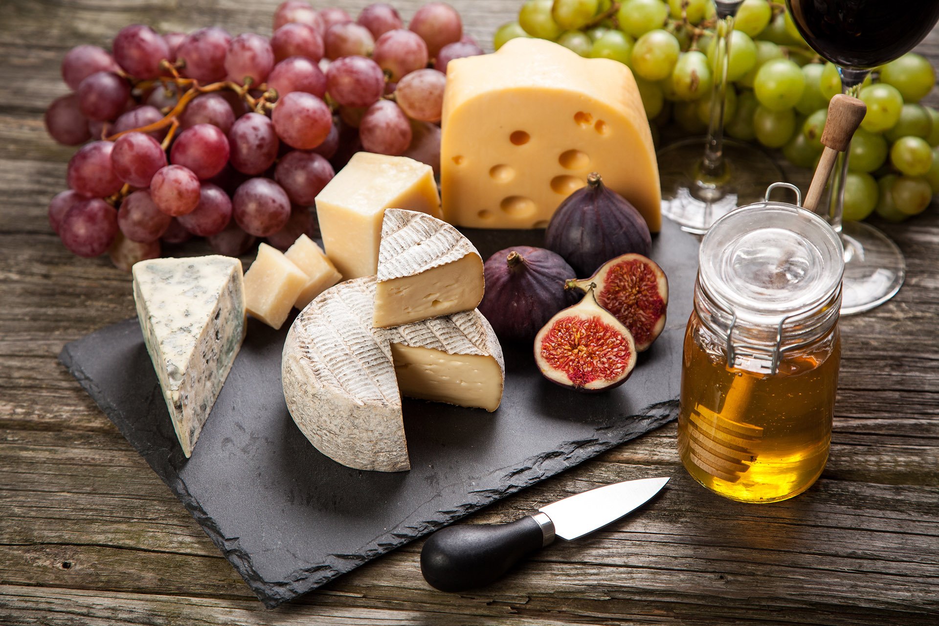 Дієтологи назвали найкращі сири та розкрили правду про цей продукт