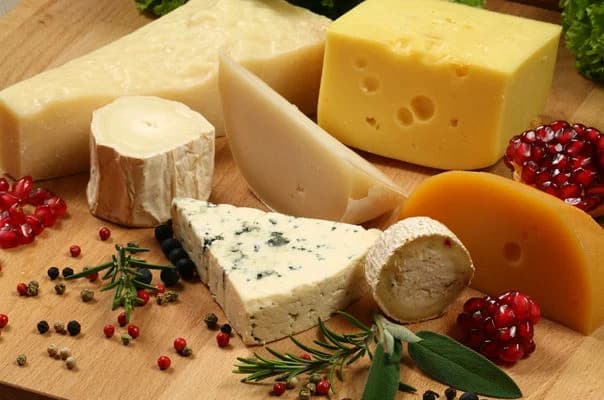 Дієтологи назвали найкращі сири та розкрили правду про цей продукт