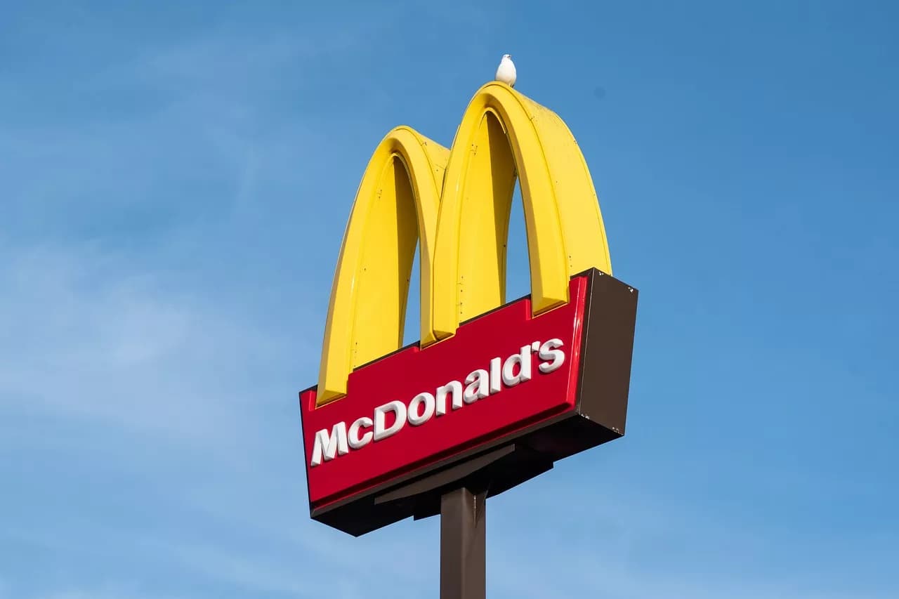 Пенсіонерка відсудила мільйони у McDonald’s через гарячу каву: легендарна справа Стелли Лібек