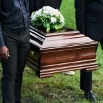 Міст обвалився під час похоронної процесії: люди з труною впали у річку (фото) ➤ Infotime.co