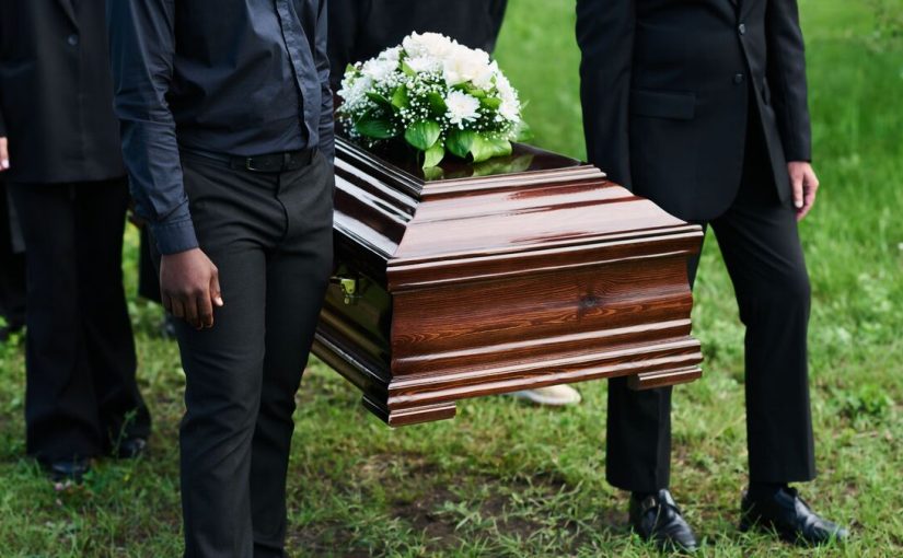 Міст обвалився під час похоронної процесії: люди з труною впали у річку (фото) ➤ Infotime.co