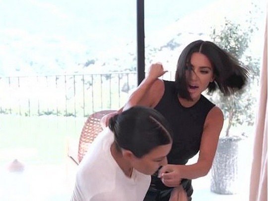 Peminat rancangan TV “The Kardashians” berpendapat bahawa rancangan istimewa perkahwinan Kourtney Kardashian bahawa dia dan Kim Kardashian masih bertengkar ➤ Infotime.co
