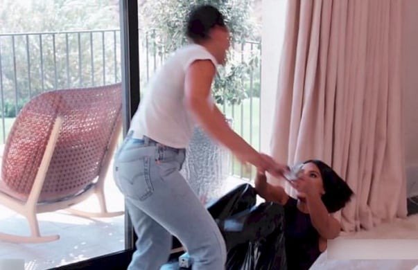 Penggemar acara TV “The Kardashians” menganggap bahwa acara spesial pernikahan Kourtney Kardashian menunjukkan bahwa ia dan Kim Kardashian masih bertengkar ➤ Infotime.co