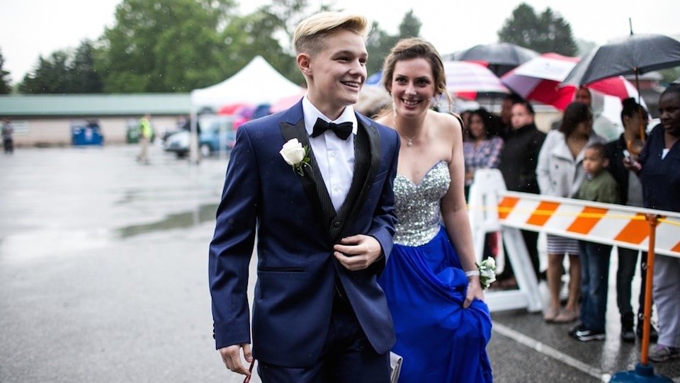 Mädchen wegen ihres Outfits vom Abschlussball geworfen – Zoomen Sie heran und sehen Sie, warum