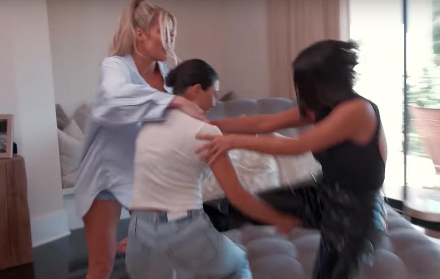 Fans der TV-Show „Die Kardashians“ glauben, Kourtney Kardashians Hochzeitsspecial sei ein Beweis dafür, dass sie und Kim Kardashian immer noch streiten