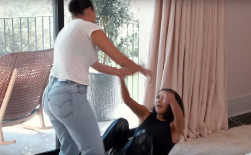 Fans der TV-Show „Die Kardashians“ glauben, Kourtney Kardashians Hochzeitsspecial sei ein Beweis dafür, dass sie und Kim Kardashian immer noch streiten ➤ Infotime.co