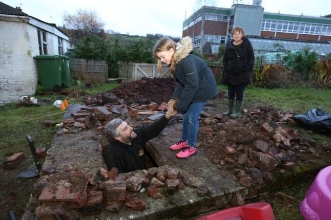 La casera encuentra búnkeres en su jardín: Entonces entiende por qué
