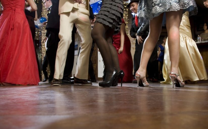 Mädchen wegen ihres Outfits vom Abschlussball geworfen – Zoomen Sie heran und sehen Sie, warum ➤ Infotime.co