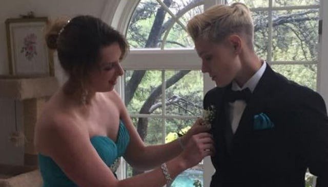 Mädchen wegen ihres Outfits vom Abschlussball geworfen – Zoomen Sie heran und sehen Sie, warum